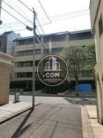建物正面の左手側に駐車スペースがあります