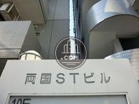 入口手前に物件表示があります