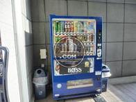 入口背部に自動販売機があります