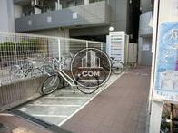 エントランスに続く通路に駐輪場があります