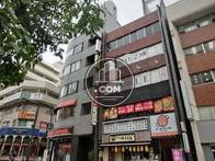 窓面が側面ギリギリまで設えられています