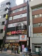 低層のオフィスビルです