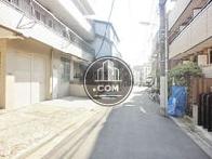 物件前面道路です。抜け出た所に公園があります。