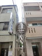 建物正面向って右隣はビルが隣接しています
