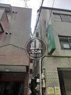 正面向って左隣はビルが隣接しています