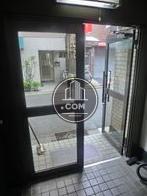エントランス内部より通りを撮影
