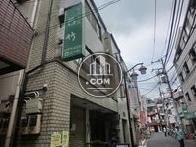 通りの人通りは賑やかです