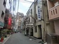 向い側にもテナントビルが多数並びます