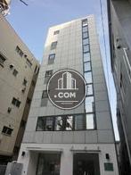 向かって右手がエントランスです