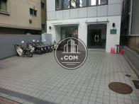 敷地内はタイル張りになっています