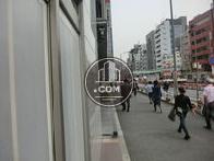 前面の通りは明治通りです