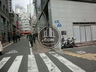 角地立地で、玄関は側道からです