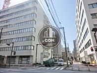 十字路の角地に望めます