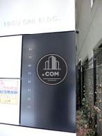 白と黒のシックな看板