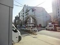 目の前に幅の広い歩道があります
