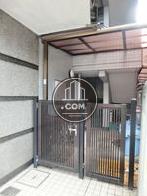 右側の階段出入口