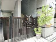 左側の外階段出入口