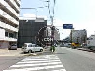 車通りの活発な通り