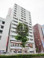 周囲よりも大型のビルです