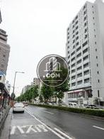ビルが立ち並ぶ通り