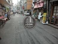 物件に面した通りは、昼と夜で雰囲気が違います