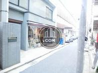 車が１台通る事が出来るぐらいの狭い道路に面しています