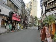 居酒屋の多い通りに面しています