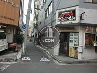 角地に面していて、２つの道路は印象が全く違います