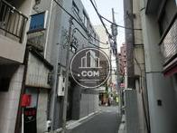 正面玄関に面した道路は、狭くてとても静かです