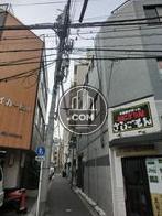 １階と上層階部分で、色合いが違う外見をしています