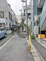 ビル裏側の通りです