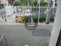 正面玄関前の歩道