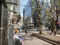 周辺も店舗が多く、人通りも多いです