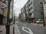 飯田橋駅方面、地下鉄出入り口も視界に入ります