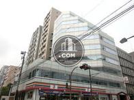 大きな十字路の角地に建ちます