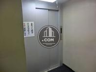 エントランス奥部分にエレベーターがあります
