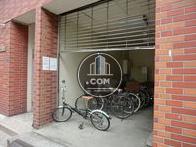 正面入口右手に駐輪スペースがあります