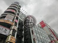 店舗ビルが建ち並びます