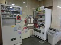 煙草と飲料の自動販売機があるのは便利ですね