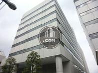 シンプルで重厚な建物