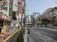 お店が建ち並ぶ早稲田通り