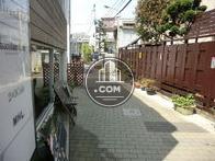 奥まった位置にエントランスがあるので少し入ると住宅街になります