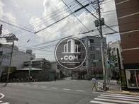 三差路以外にも細い路地がいくつかあり、人が集まりやすくなっています
