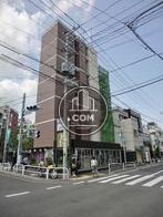 三差路内にあり、周辺の建物より高いので目を惹きやすいです