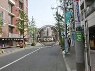 奥に代沢三差路があります
