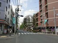 南側から撮影。下北沢駅方面と続く道です
