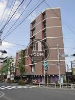 三差路に合わせた、三角形のデザインです