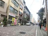 前面道路はブロック張り、幅は広いです
