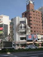 巣鴨駅南口の駅前ロータリーに面し、白山通りを向いた物件です
