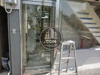 ガラス張りの扉を採用しています